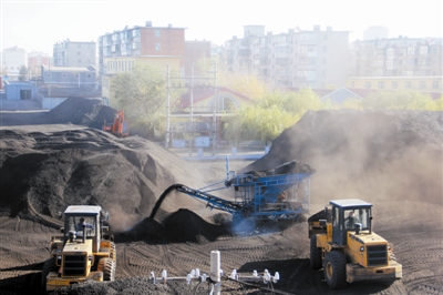 科尔沁区铁路一小有个煤场邻居 师生健康令人