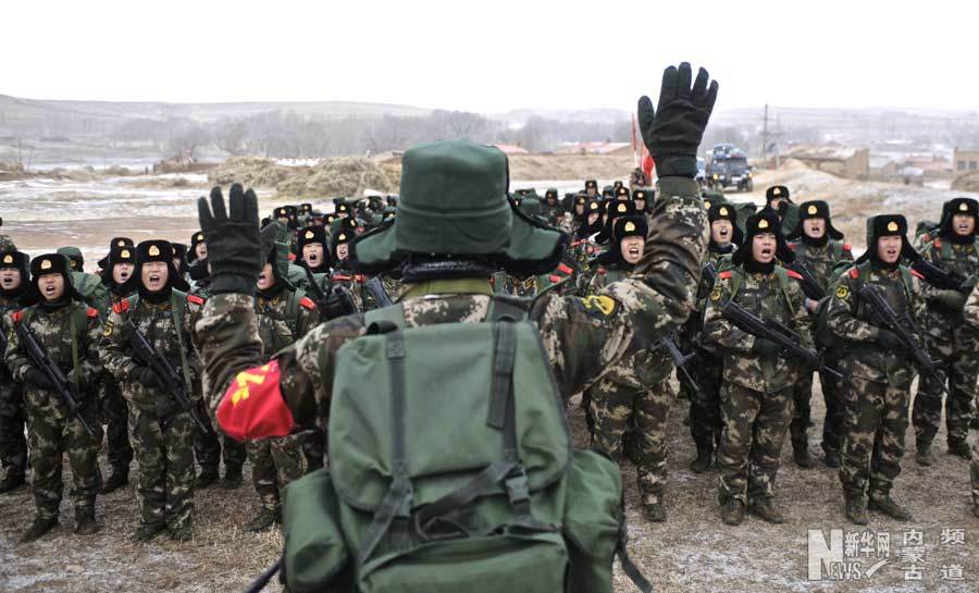 武警内蒙古总队三支队新训大队在进行战地拉歌(12月10日摄).