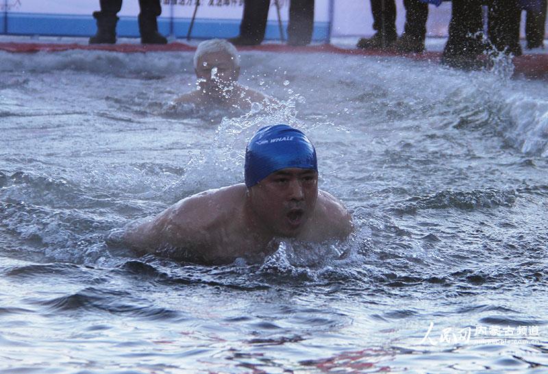 2013中国·海拉尔“古纳河”杯全国冬泳邀请赛溅起魅力浪花