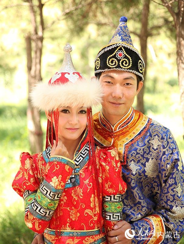 现代与传统的和谐交融:一对蒙古族新人的婚礼