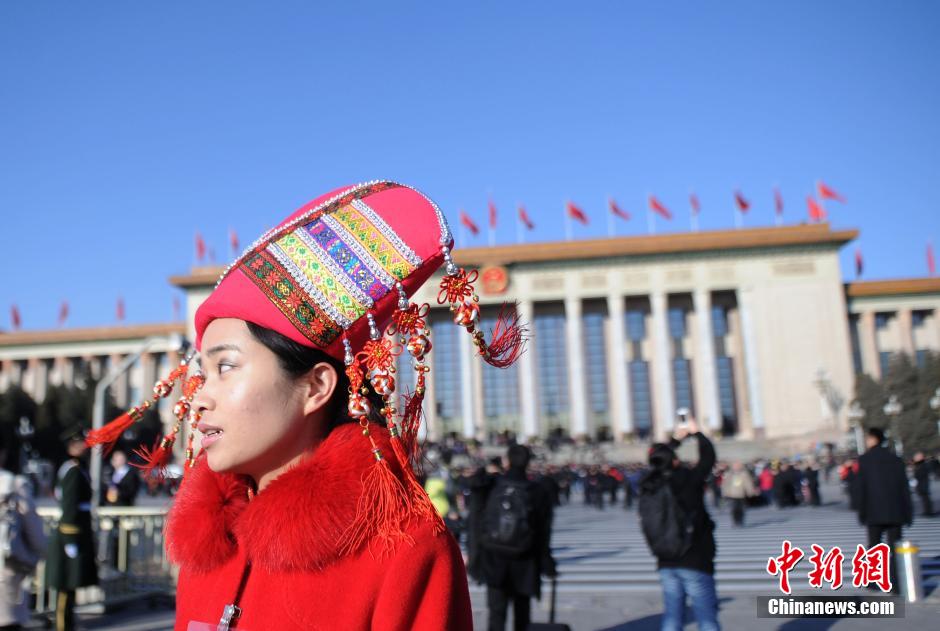 全国人大会议开幕 广场上的礼仪小姐成靓丽风景线