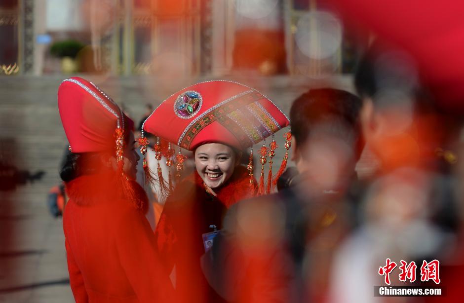 全国人大会议开幕 广场上的礼仪小姐成靓丽风景线