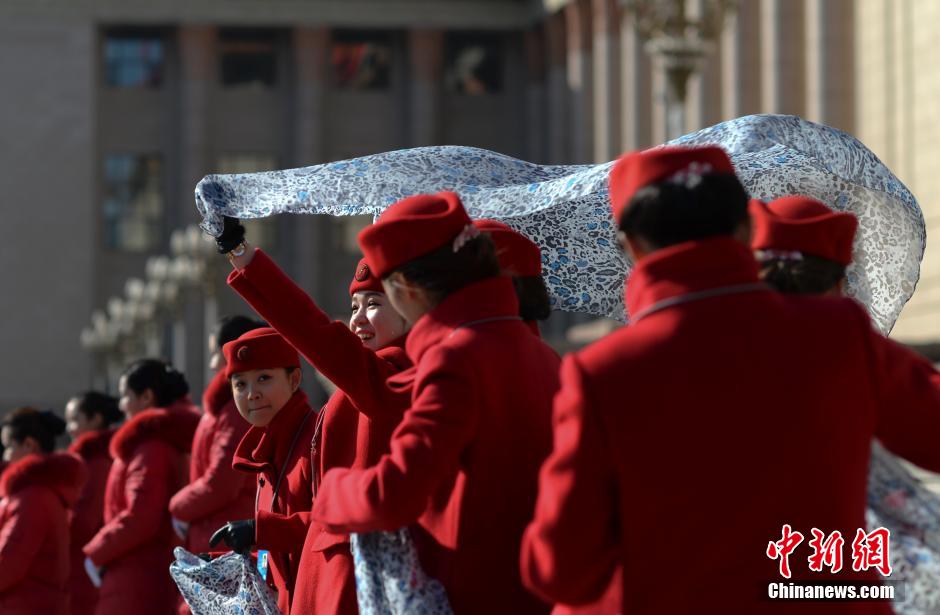 全国人大会议开幕 广场上的礼仪小姐成靓丽风景线
