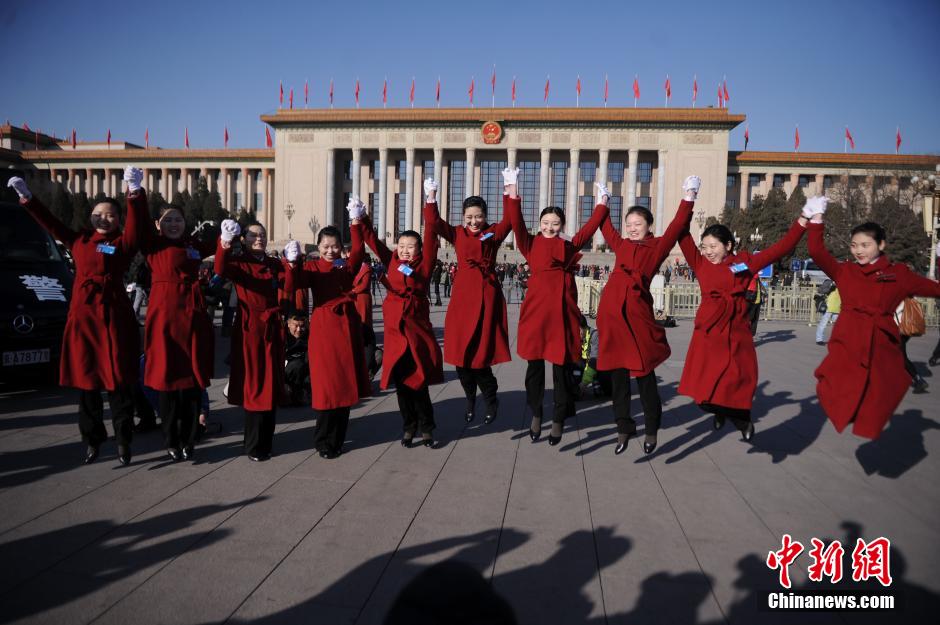 全国人大会议开幕 广场上的礼仪小姐成靓丽风景线