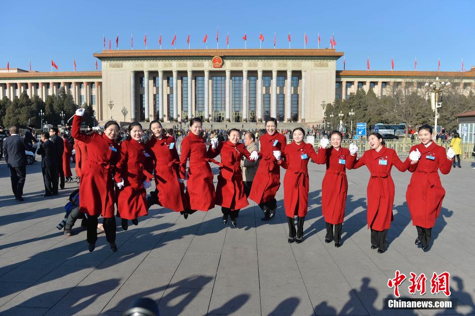 全国人大会议开幕 广场上的礼仪小姐成靓丽风景线