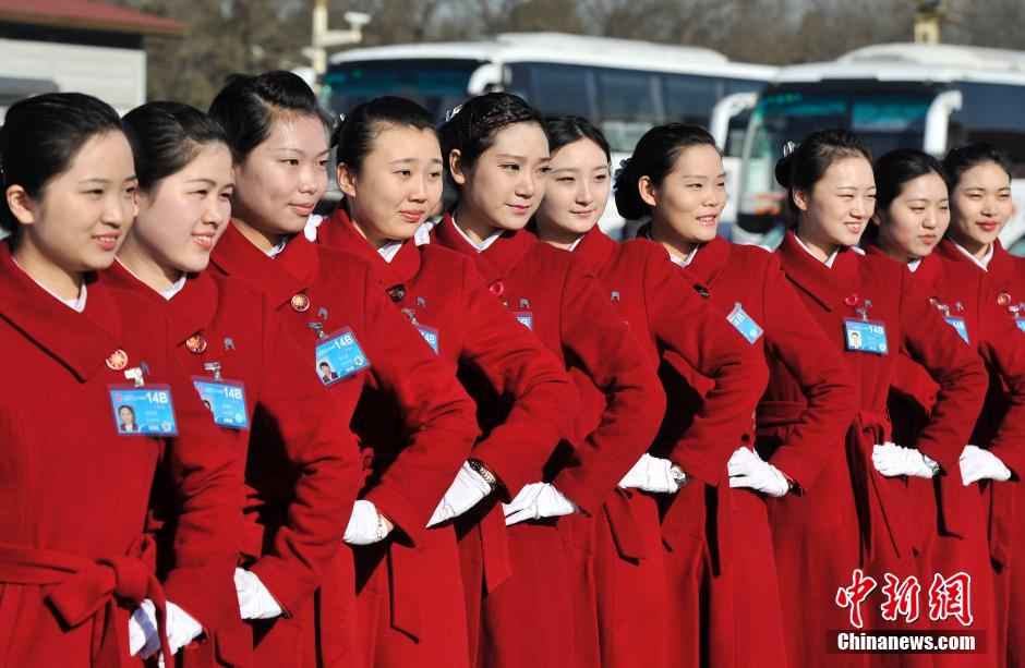 全国人大会议开幕 广场上的礼仪小姐成靓丽风景线
