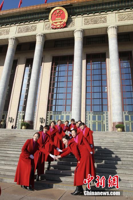 全国人大会议开幕 广场上的礼仪小姐成靓丽风景线