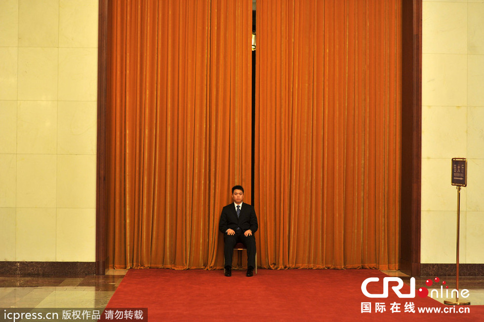 2014两会【每日印象】一个人执勤 守得住“寂寞”