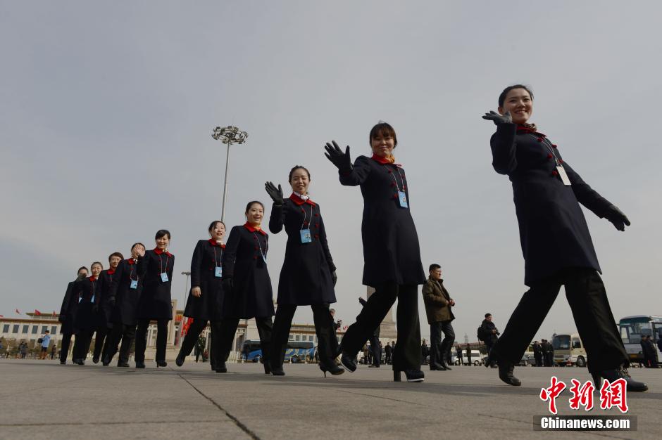 女记者与礼仪小姐大会堂前自拍