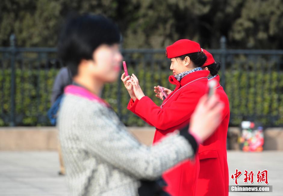 女记者与礼仪小姐大会堂前自拍