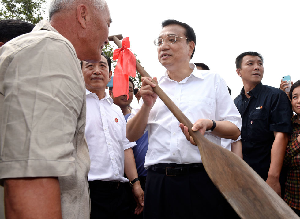 李克强在海口考察 渔民赠总理特殊礼物(高清组图)