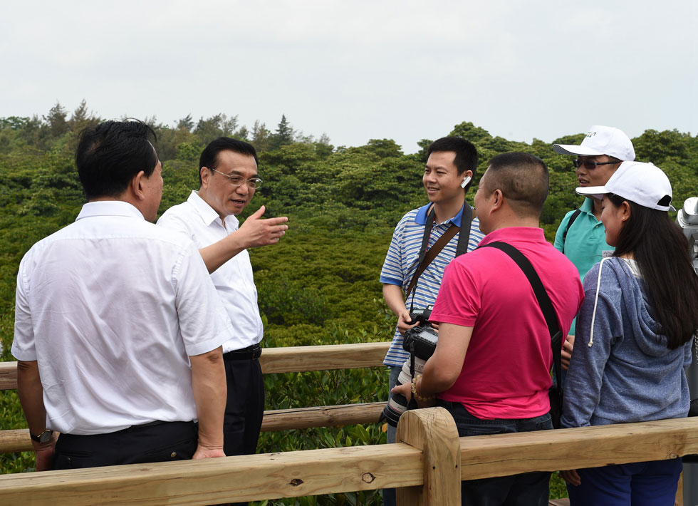 李克强在海口考察 渔民赠总理特殊礼物(高清组图)