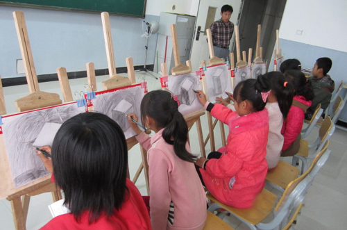 赤峰市敖汉旗兴隆洼小学乡村学校少年宫的绘画班