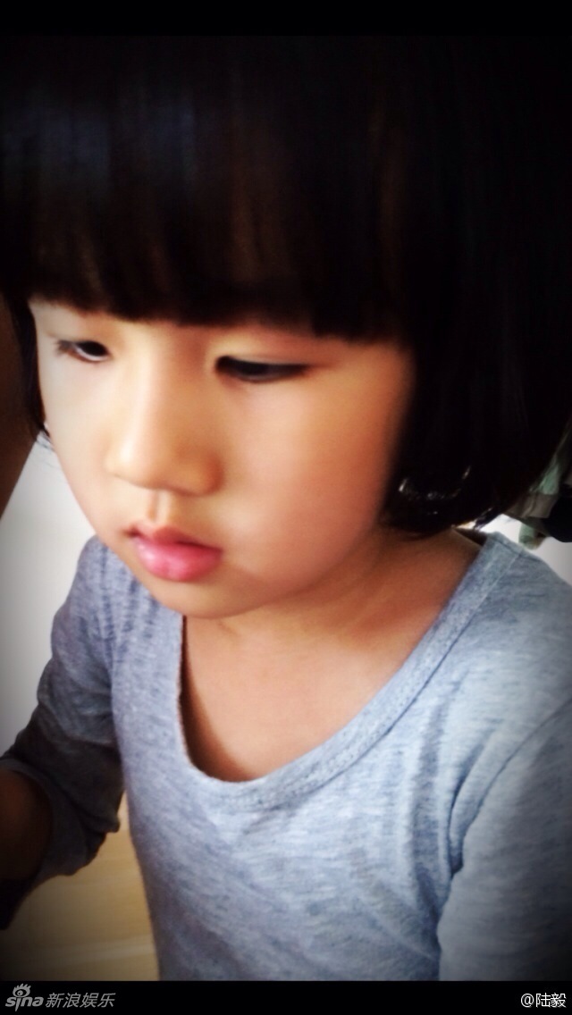 组图:陆毅女儿齐刘海萌照 <em>长相</em>愈发像爸爸 - 小