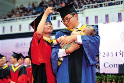 清华研究生夫妻抱女儿毕业 - 毕业 清华 研究 研