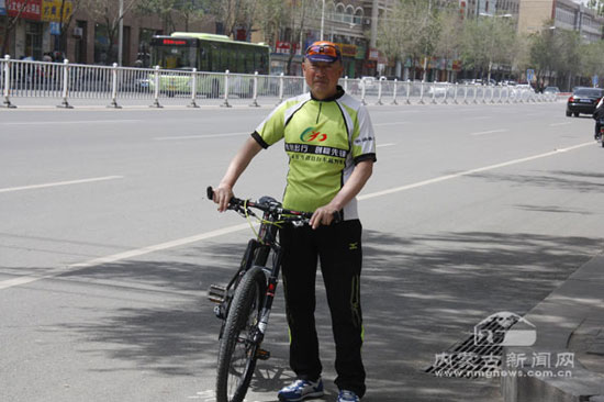 老年人锻炼身体的自行车 10754789_488677.jpg