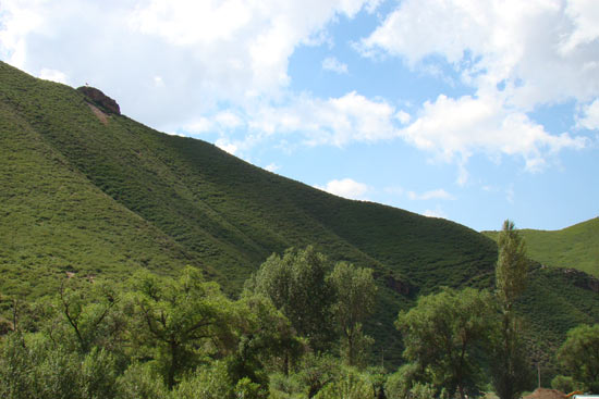 走进呼和浩特新城区:生态好 百业兴 大青山变了