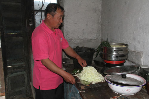 好心人石明瑞义务照顾瘫痪老人