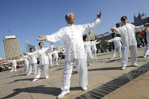 内蒙古举办老年健身舞活动迎重阳