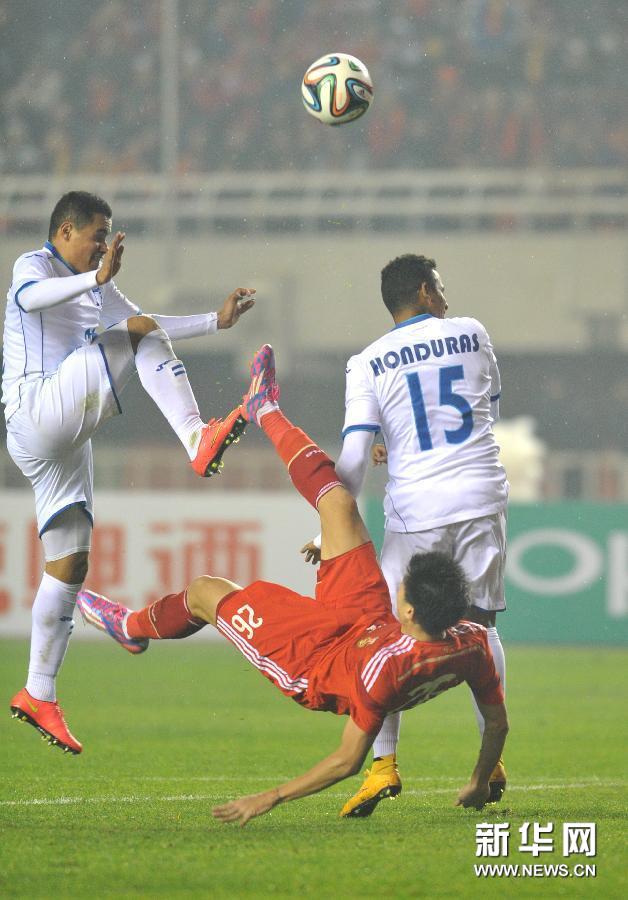 中国足球队踢平洪都拉斯队