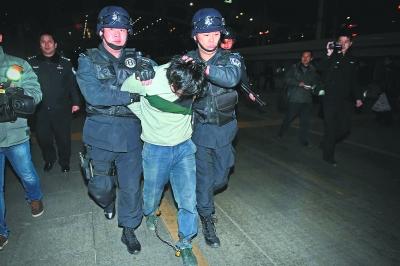 嫌犯杀人后逃亡异地捡垃圾为生 169天后被抓