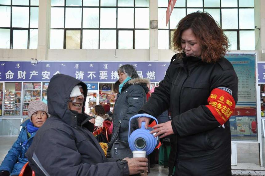 春运首日集宁长途汽车站春运服务志愿者在行