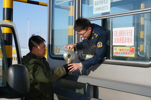 海拉尔区团委开展暖冬行动春运志愿服务活动