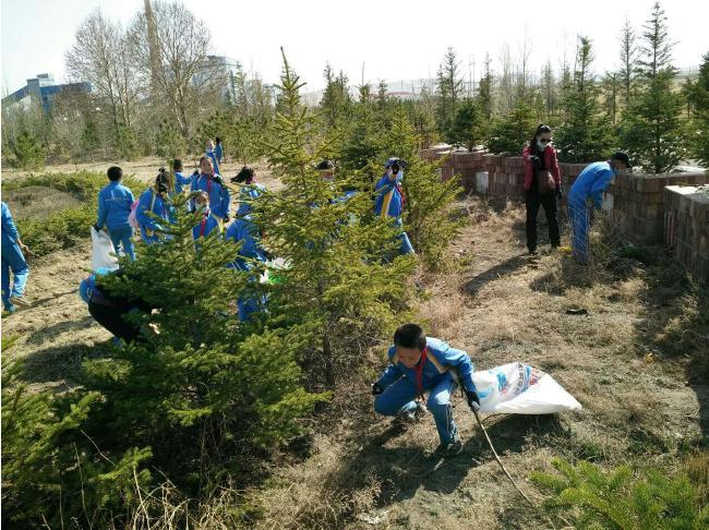 西乌旗蒙古族第二小学开展创建文明旗县,清洁