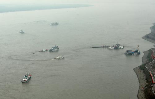 6月2日,空中拍摄的长江客船翻沉搜救现场.新华社发(叶海涛摄)