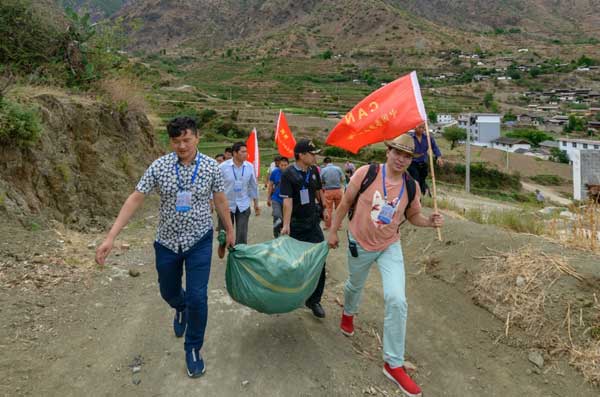 两岸三地百家网络媒体记者为云南贫困山区小学