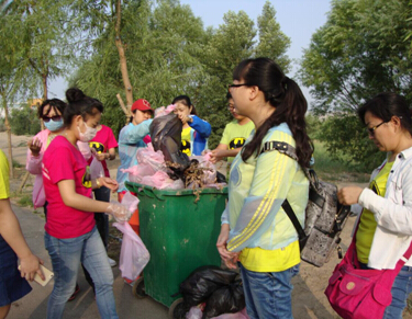 邮储银行乌海市分行组织青年员工开展黄河环保公益活动