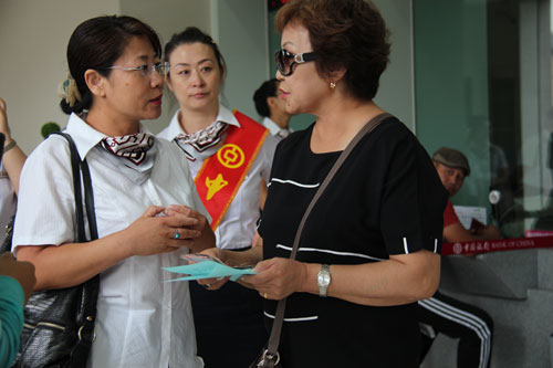 中国银行在二连办理首笔蒙图现钞兑换业务--内