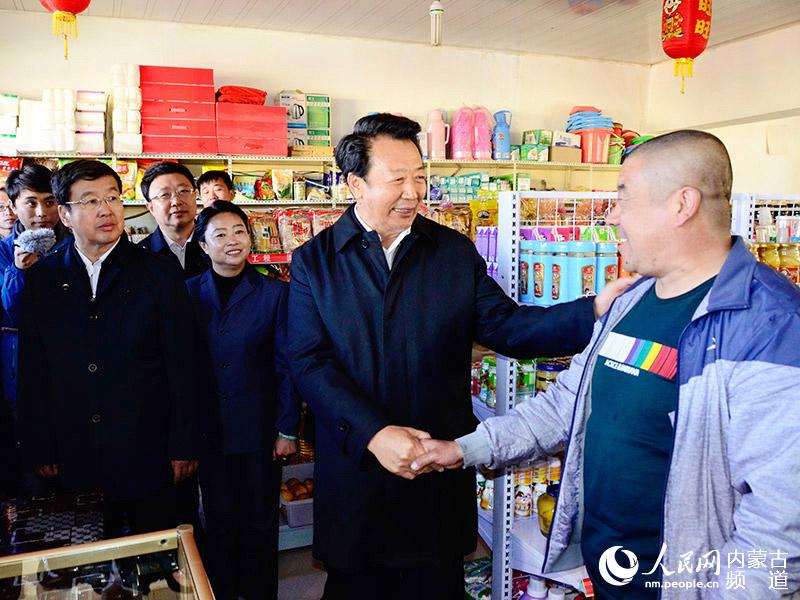 巴特尔率领自治区巡回观摩检查组走进包头市固阳县万胜新村便民超市
