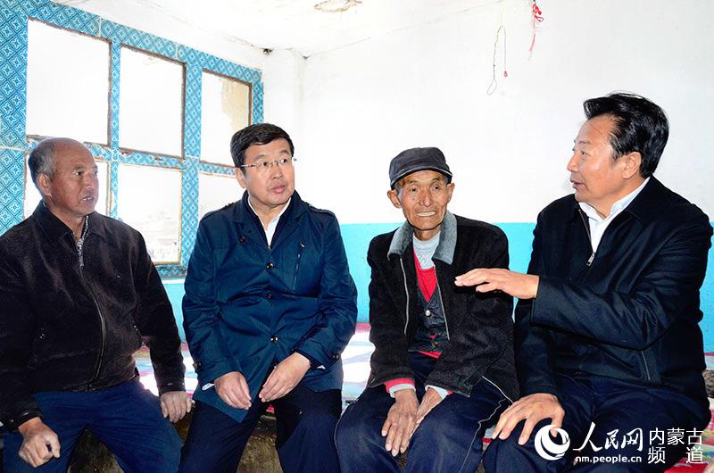 固阳县兴圣公村82岁的骆振兴欣喜地告诉王君书记"党的政策真好,我这么