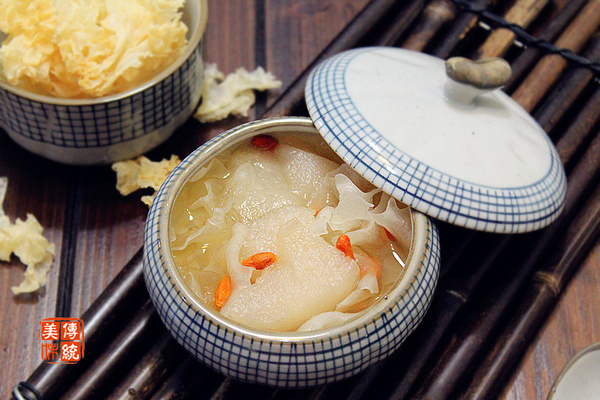 【银耳雪梨汤】秋天清肺润燥的一碗好汤