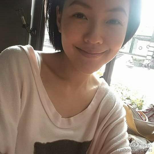 小S晒素颜笑容迷人 遭女儿调侃<em>穿睡衣出门</em> - -
