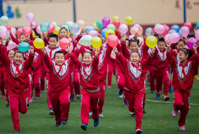 呼和浩特市玉泉区小召小学的学生在参加a小学小学跑v小学.新街铭气球怎么样图片