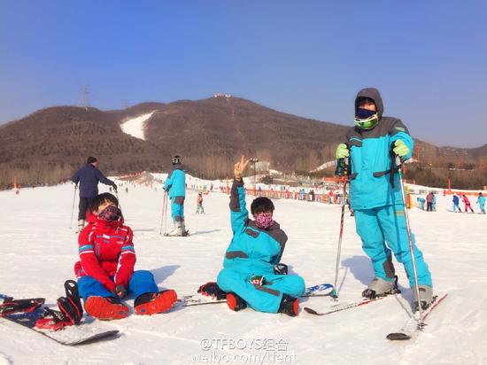 TFBOYS滑雪照曝光 3人悠闲躺雪地上