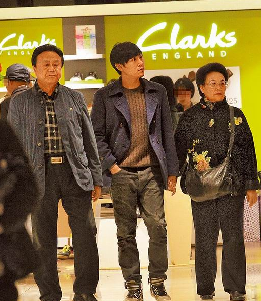 伊能静公婆来台陪安胎 儿子秦昊带爸妈在台北