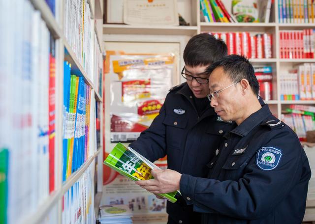 玉泉区文化市场综合执法大队开展校园周边出版物市场检查