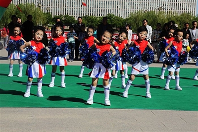 巴彦淖尔市举办首届校园足球啦啦操比赛