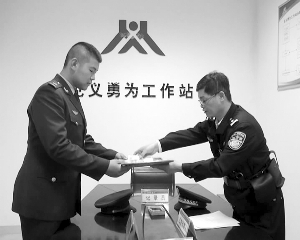 小伙撿到28.5萬義還失主 獲獎3000元捐出5000元
