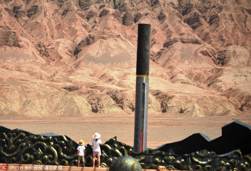 新疆吐鲁番火焰山温度计显示高达60摄氏度 - - 内蒙古新闻网 - 新闻中心