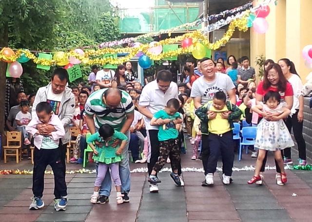 6月17日,玉泉区幼儿园举行“快乐父亲节”亲子活动 父亲是一只船,载着我们对人生的期待;父亲是一棵树,可以为我们遮风挡雨。6月17日,玉泉区幼儿园邀请小朋友的爸爸参加“快乐父亲节”亲子活动,让孩子亲近爸爸,让爸爸更了解孩子,在繁忙的工作之余陪孩子度过美好的一天。 活动中,各年级针对不同的年龄特点,开展了丰富多彩的主题活动。小班幼儿和爸爸共同制作领带、贺卡等送给爸爸,并为爸爸献上歌曲《我的好爸爸》,让各位爸爸感动不已。中班年级组和爸爸玩起了&ld