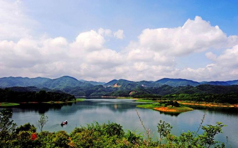 正文     ——水镜湖景区   水镜湖是国家4a级旅游景区