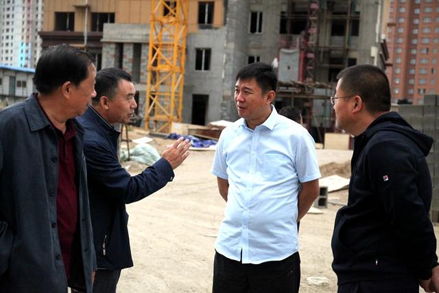 白洁调研玉泉区重点断头路和回迁房建设