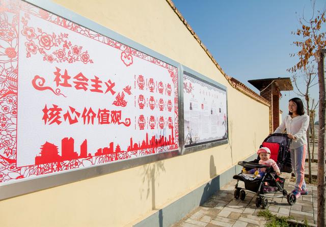 玉泉区:公益宣传促文明文明一旦扎根,就会开放出文明之花,城市就会充盈幸福的芬芳。 在创建全国文明城市期间,内蒙古呼和浩特市玉泉区通过主流媒体的大力宣传的同时,深入开展户外公益广告宣传,着力打造各类特色公益广告,将社会主义核心价值观、讲文明树新风、全国文明城市创建等公益宣传以宣传栏、宣传墙、雕刻石头、长廊等形式融入辖区中的每个角落,让精神文明融入百姓生活,促进社会主义核心价值观入脑入心。