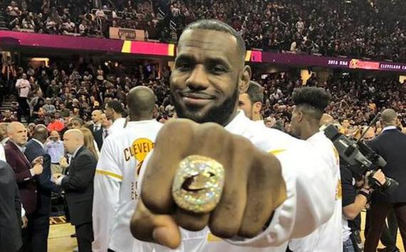 詹姆斯总冠军戒指多少个 11365450_954932.jpg