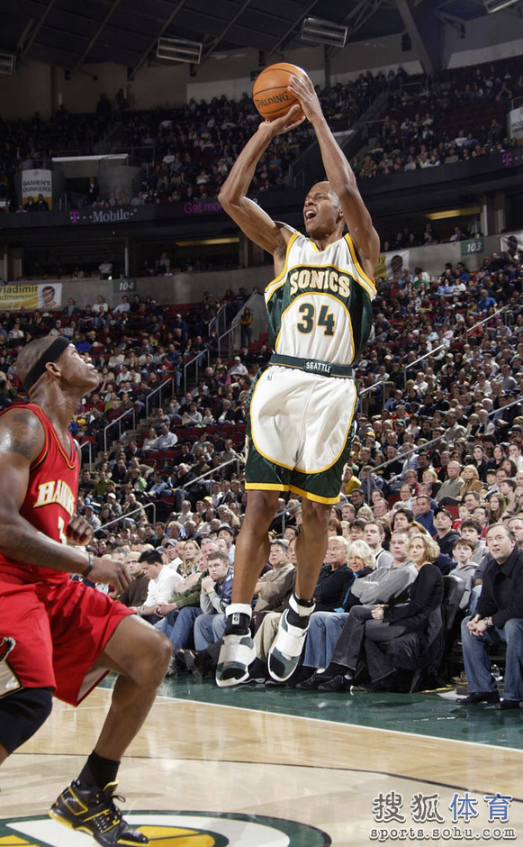 高清:雷阿伦职业生涯经典图 对抗科比三分出手