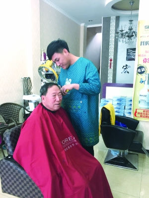 免费为老人理发 这对80后夫妻乐在其中
